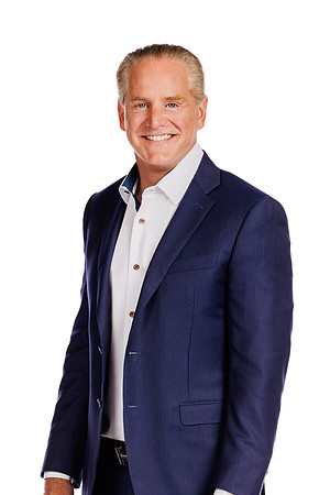 Headshot_Chris Hoffman_05082023_MooreshotsLLC-1